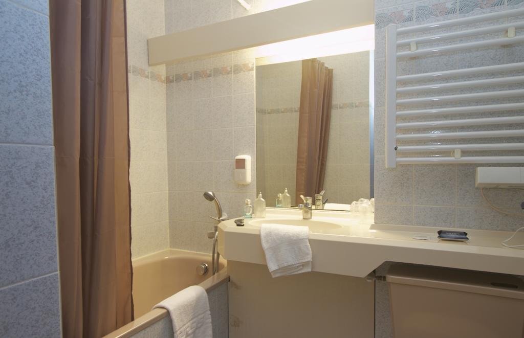Hotel Sully ノジャン・ル・ロトルー 部屋 写真